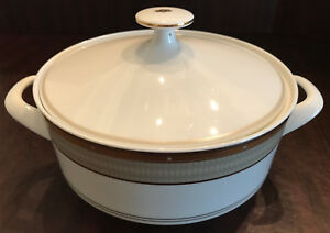 【送料無料】キッチン用品・食器・調理器具・陶器　ミカサファインチャイナケンブリッジクォートカバーキャセロールミントMIKASA FINE CHINA CAMBRIDGE Y0501 1.5 QUART COVERED CASSEROLE MINT｜hokushin