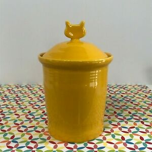 【送料無料】キッチン用品・食器・調理器具・陶器 フィエスタラダフォジル猫はペットジャークロックでキャニスターを扱いますFiestaware Daffodil Cat Treat Canister with Lid Fiesta 1 Qt Pet Jar Crock NEW|hokushin
