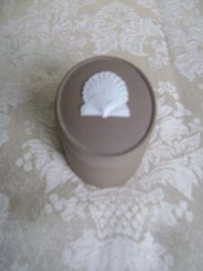 【送料無料】キッチン用品・食器・調理器具・陶器　ホタテ貝の装飾と素敵なウェドウッドトープブラウンジャスパーウェアオーバルボックスLOVELY WEDGWOOD TAUPE BROWN JASPERWARE OVAL BOX WITH SCALLOP SEASHELL DECORATION