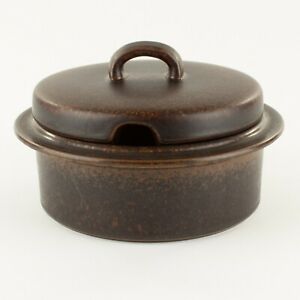 【送料無料】キッチン用品・食器・調理器具・陶器　ラウンドカバーキャセロールノッチリッド付きフィンランドのアラビアルスカ1 Qt Round Covered Casserole with Notched Lid | Arabia of Finland, Ruska