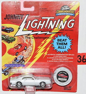 【送料無料】模型車 モデルカー ジョニーライトニングカスタムトロマドシリーズホワイトjohnny lightning commemorative custom toromado series 1 white w