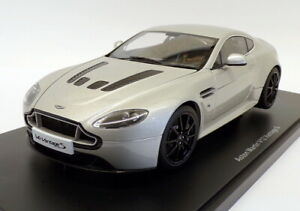 【送料無料】模型車 モデルカー オートアートスケールアストンマーティンヴァンテージautoart 118 scale 70251 2015 aston martin v12 vantage smeteorite silver