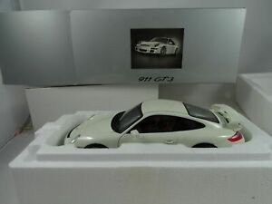 【送料無料】模型車 モデルカー オートアートディーラーモデルタイプホワイト118 autoart dealer model wap02100918 911 type 997 gt3 white 2007｜hokushin