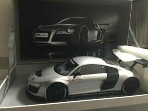 【送料無料】模型車 モデルカー アウディシルバーアイス118 genuine audi r8 lms silver ice