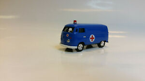 【送料無料】模型車 モデルカー ジョニーライトニングフォルクスワーゲントランスポーターjohnny lightning volkswagen transporter t1 ambulance blue red cross