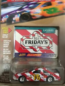 【送料無料】模型車 モデルカー ジョニーライトニングレーシングドリームシリーズカーjohnny lightning racing dreams tgi fridays 76 eateries series 1998 car nip