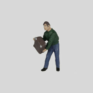 【送料無料】模型車 モデルカー スーツケースセータースケールman in a sweater with a suitcase white metal figure 143 o scale