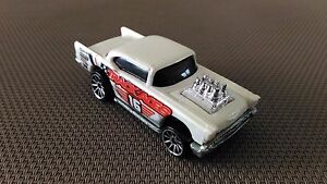 【送料無料】模型車 モデルカー コチェミニチュアラホットホイール≪シェビー≫ミュイブエンエスタドcoche miniatura hotwheels ≪ 1957 chevy ≫ 1976 muy buen estado