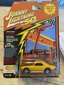 【送料無料】模型車 モデルカー ジョニーライトニングカスタムカマロjohnny lightning 50 years custom camaro｜hokushin