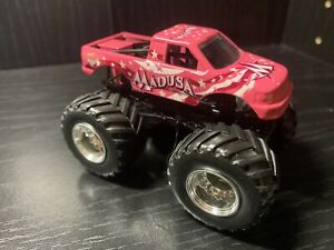 【送料無料】模型車 モデルカー ホットホイールモンスタージャム?ホットピンクボディhot wheels 164 monster jam ? madusa hot pink body