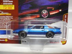 【送料無料】模型車 モデルカー ポンティアックジョニーpontiac firebird t1985 blue johnny lightning 164