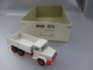 【送料無料】模型車 モデルカー ワイキングディーラーボックスアンダーパートマンフラットベッドティッパーwiking dealer boxunder part no 673 with 1x man flatbedtipper ssk13