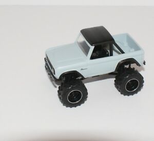 【送料無料】模型車 モデルカー ジェイダフォードブロンコロードゴムタイヤエディションjada 1973 ford bronco 4x4 road vehicle rubber tire limited edition