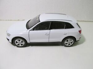 【送料無料】模型車 モデルカー ウウェリーアウディスケールミニチュアwelly audi q5 white 4x4 124 scale miniature missing mirror dc3319