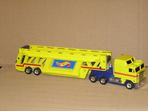 【送料無料】模型車 モデルカー 1986 hot wheels semi trailer car carrier