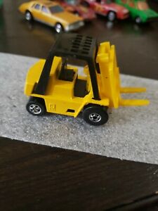 【送料無料】模型車 モデルカー ホットホイールフォークリフトイエローブラックマレーシア