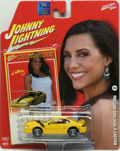 【送料無料】模型車 モデルカー ジョニーライトニングカレンダーカーズシリーズマロリーフォードマスタングjohnny lightning calendar cars series mallorys 1994 ford mustang yellow｜hokushin