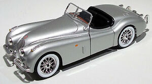 【送料無料】模型車 モデルカー ジャガーロードスターシルバーモデルjaguar xk 120 roadster 1948 silver 124 model bburago｜hokushin