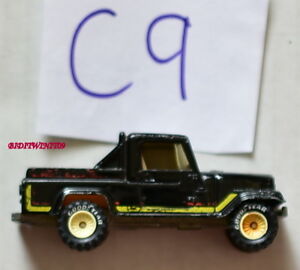 【送料無料】模型車 モデルカー ホットホイールジースランブラーシュヴァルツヴァイスレンクラドナベhot wheels jeep srambler schwarz w weis lenkradnabe w