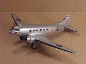 【送料無料】模型車 モデルカー アメルコムダグラスダコタバーナードモンゴメリーamercom aclb 32 1144 douglas dakota c, fm bernard montgomerys postwar