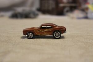 【送料無料】模型車 モデルカー ホットホイールカマロオレンジイエローライダースパンhot wheels 67 camaro orange yellow hw flames unspun with real riders｜hokushin
