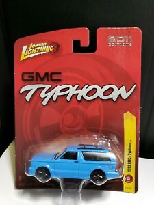 【送料無料】模型車 モデルカー ジョニーライトニング2011 johnny lightning 1992 gmc typhoon c4