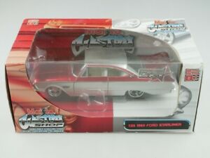 【送料無料】模型車 モデルカー マイストカスタムフォードスターライナーハードトップクーペローライダーボックスmaisto 126 custom 1960 ford starliner hardtop coupe low rider with box 512822