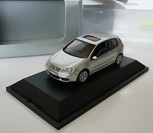 【送料無料】模型車 モデルカー シューコゴルフシルバーschuco golf silver 1 43 ovp