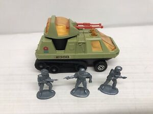 【送料無料】模型車 モデルカー マッチボックスレスニーアドベンチャーフィギュアmatchbox lesney 1977 adventure 2000 k2003 crusader complete with figurines
