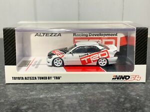 【送料無料】模型車 モデルカー トヨタアルテッツァチューニングスケールinno 64 toyota altezza rs200 tuned by trd 164 scale