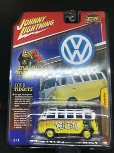【送料無料】模型車 モデルカー ジョニーライトニングイエローホワイトタイプサンババスjohnny lightning *rat fink* yellow amp; white 1965 vw type ii samba bus *nip*