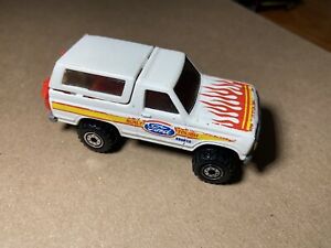 【送料無料】模型車 モデルカー ホットホイールヴィンテージブラックウォールホワイトフォードブロンコキャップオートバイ