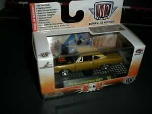 【送料無料】模型車 モデルカー プリマスロードランナーミントm2 2015 r33 plymouth roadrunner mint