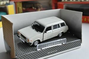 【送料無料】模型車 モデルカー ラダホワイトバウアーアウトバーンオリジナルボックスvaz 2104 lada 143 white bauerautobahn 2005 in original box 13,219円