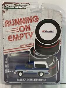 【送料無料】模型車 モデルカー ジミーシエラシコスカラコルサスヴオティグリーンライト1983 gmc jimmy sierra classico 164 scala corsa su vuoti greenlight 41090f