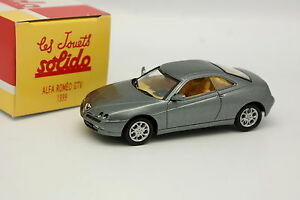 【送料無料】模型車 モデルカー ハシェットアルファロメオグリスsolido hachette 143 alfa romeo gtv 1999 gris
