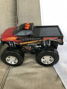 【送料無料】模型車 モデルカー トイビッグフットロードリッパーモンスタートラックサウンドライトモーター