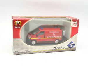 【送料無料】模型車 モデルカー ソリドフォイアーヴェールルノートラフィックエルステヒルフェsolido feuerwehr 150 renault trafic erste hilfe