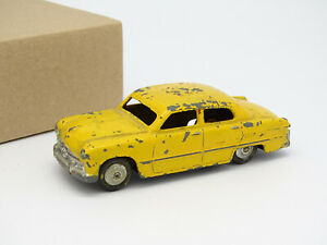 【送料無料】模型車 モデルカー ディンキートイズイングランドフォードセダンジャラdinky toys england 143 ford sedan gialla