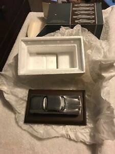 【送料無料】模型車 モデルカー クライスラーコレクティブルピューターカーエイボンロング1957 chrysler 300c collectible pewter car 1984 avon 4 long