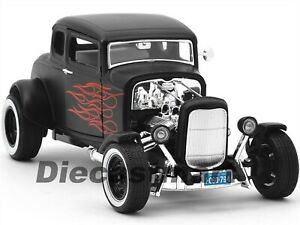 【送料無料】模型車 モデルカー フォードホットロッドマットシュワルツミットフラメンリミッティエルテプラチナフォン1932 ford hot rod matt schwarz mit flammen limitierte edition 118 platinum von