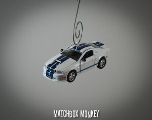 【送料無料】模型車 モデルカー ホワイトフォードシェルビーカスタムクリスマスアドーノマスタング2011 white ford shelby gt350 164th custom christmas ornament adorno mustang