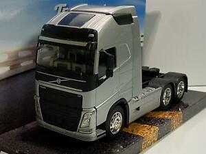【送料無料】模型車 モデルカー ボルボスピンドルシルバースケールウェルvolvo fh 500 3 spindle silver 1 3 2 scale welly 32690ls