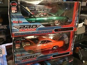 【送料無料】模型車 モデルカー マイストプロロッツロットプリマスボックススケールグリーンオレンジmaisto pro rodz lot of two plymouth gtx both in box 124 scale green orange 15,329円
