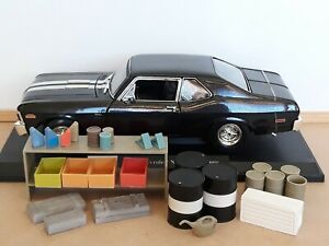 【送料無料】模型車 モデルカー シボレーノヴァワークベンチオイルバレルchevrolet nova, workbench, oil barrels amp; cans, crates, tool chest, watering can