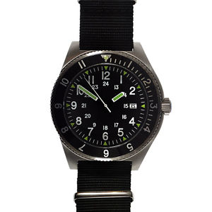 【送料無料】mwc navigator swiss gmt quarzo 300m acciaio luminova nero pilot uomo orologio|hokushin