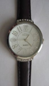【送料無料】montre fantaisie avec strass femme a aiguilles prune fonc * quartz * neuf *|hokushin
