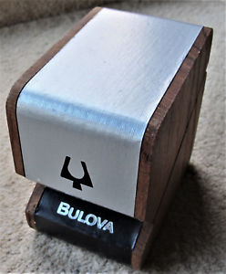 【貨物輸送無料】very old bulova  quartz watch インチ original box    interesting  shape