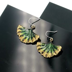 【送料無料】ピアス ピアス ゴールデンリーフイチョウエナメルグリーンクラスohrringeohren golden blatt ginkgo emaille grn class einfach dd9