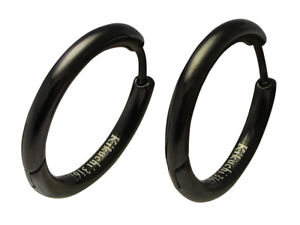 【送料無料】ピアス　クラシックピアス　チタンステンレスロールバーブラックklassische ohrringe titan edelstahl klapp creolen schwarz glnzend 20mm tube